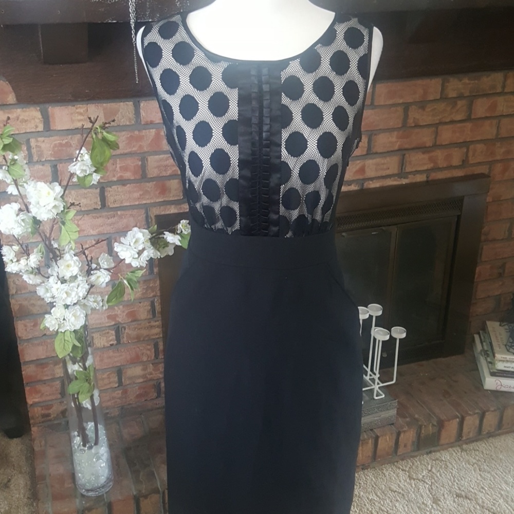 Dots! Beautiful lined dress w pockets
